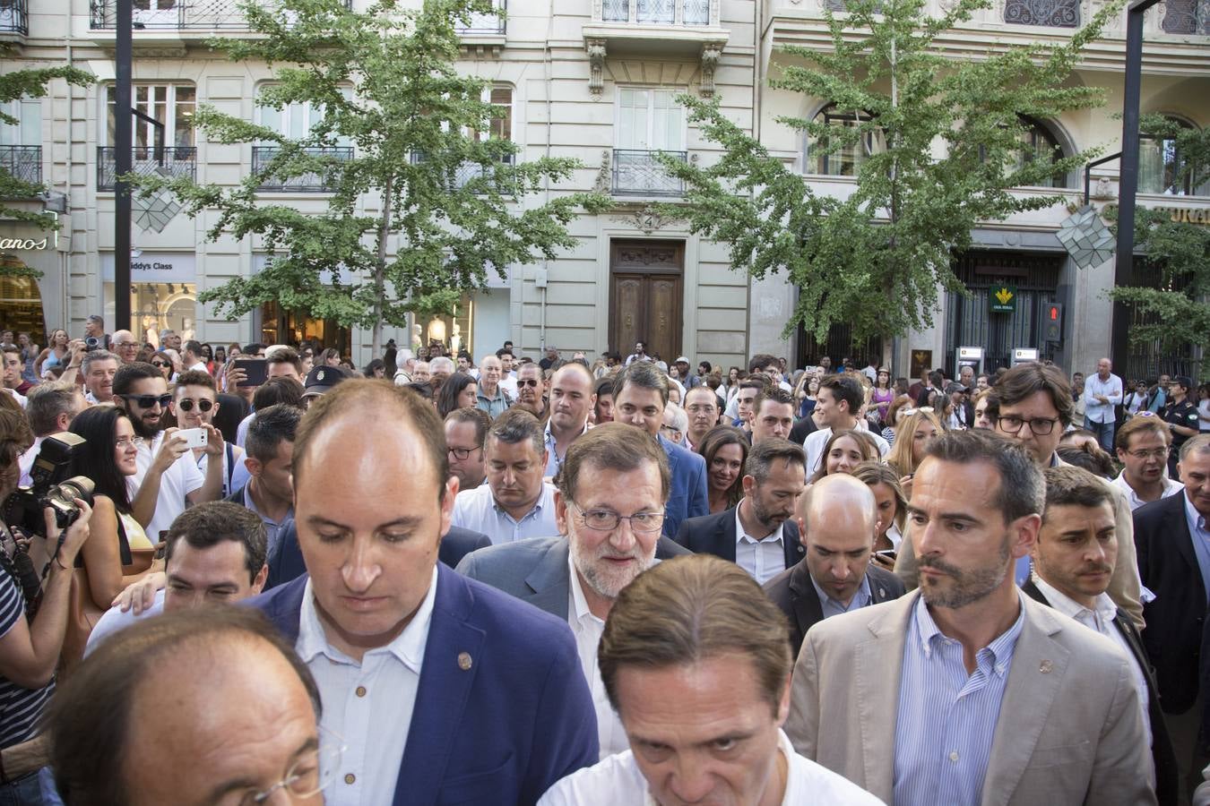 Rajoy dice que hay algunos españoles &quot;un poco malos, pero los vamos a derrotar el 26J&quot;