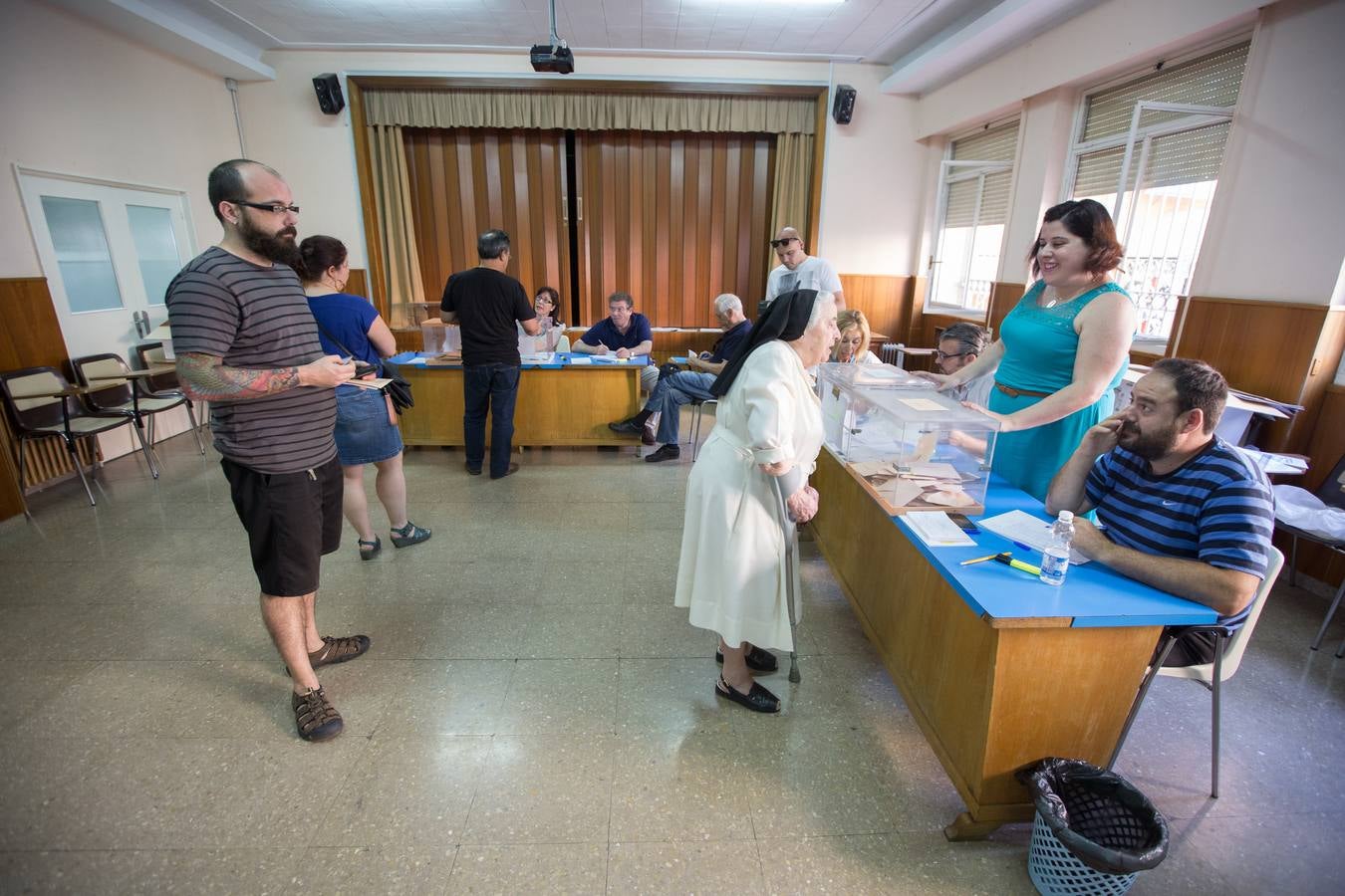 La jornada electoral en Granada, en imágenes