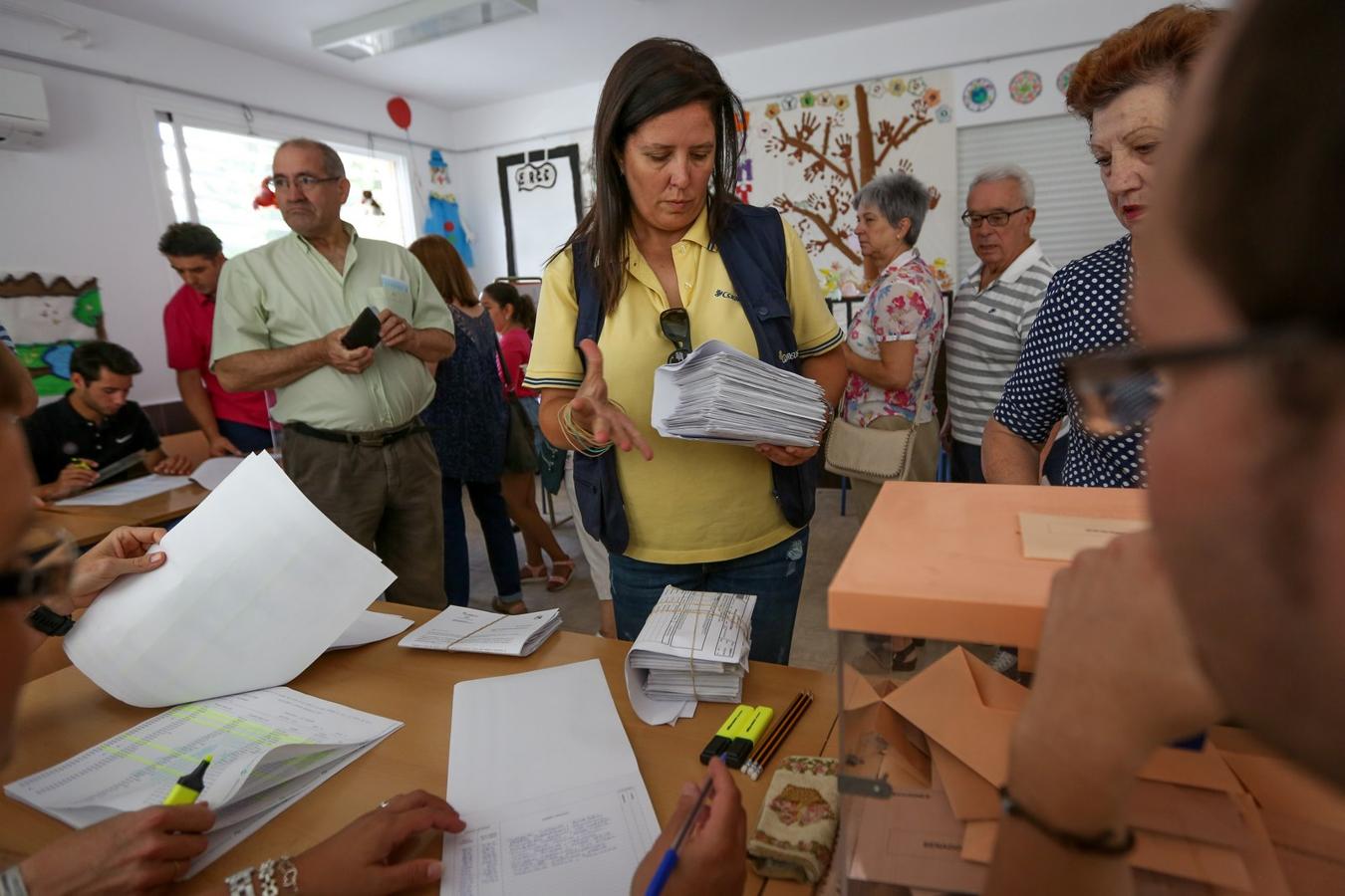 Las fotografías clave de la jornada electoral en Granada