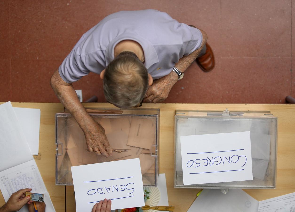 Las fotografías clave de la jornada electoral en Granada