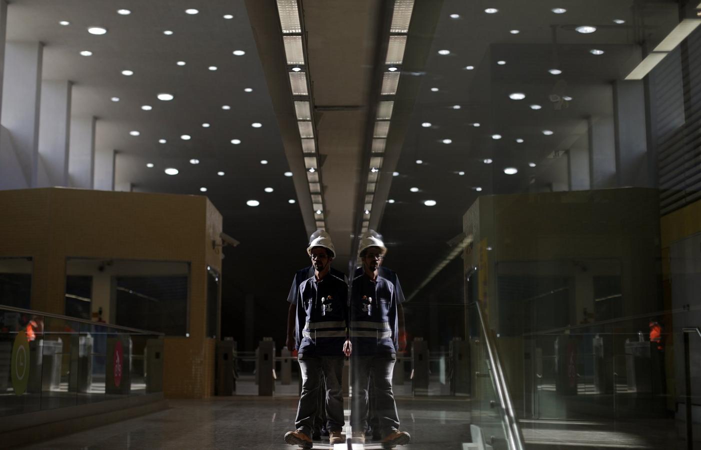 Los trabajadores en la nueva estación de metro en el barrio de Barra da Tijuca, que es parte de la línea de metro del Río de Janeiro