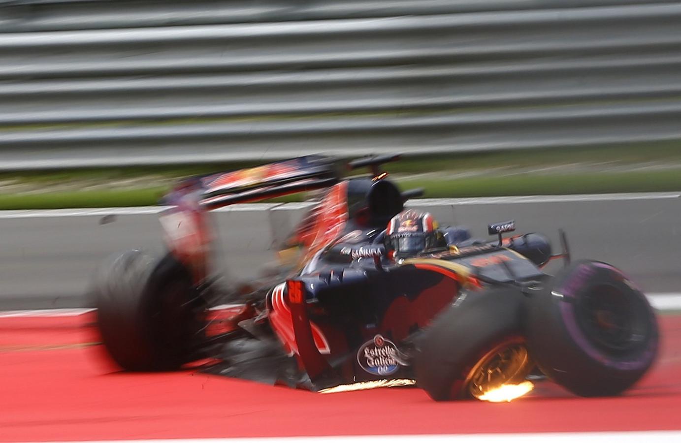 Toro Rosso de Fórmula Uno Daniil Kvyat de Rusia bloquea durante la sesión de clasificación