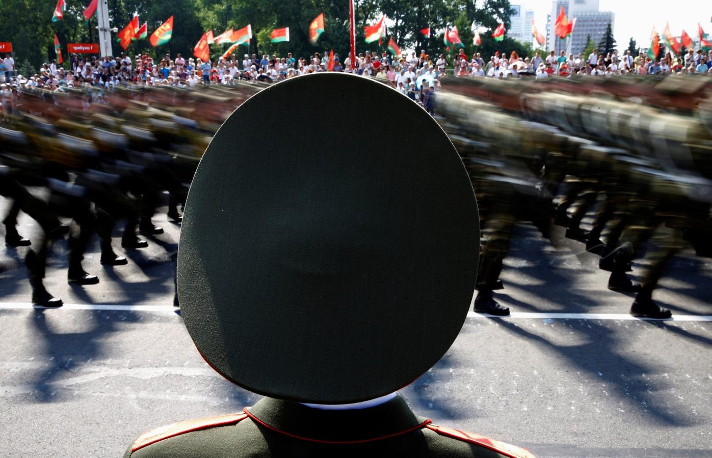 Un guardia bielorruso de honor participa en un desfile militar durante las celebraciones por el Día de la Independencia en Minsk, Belarús