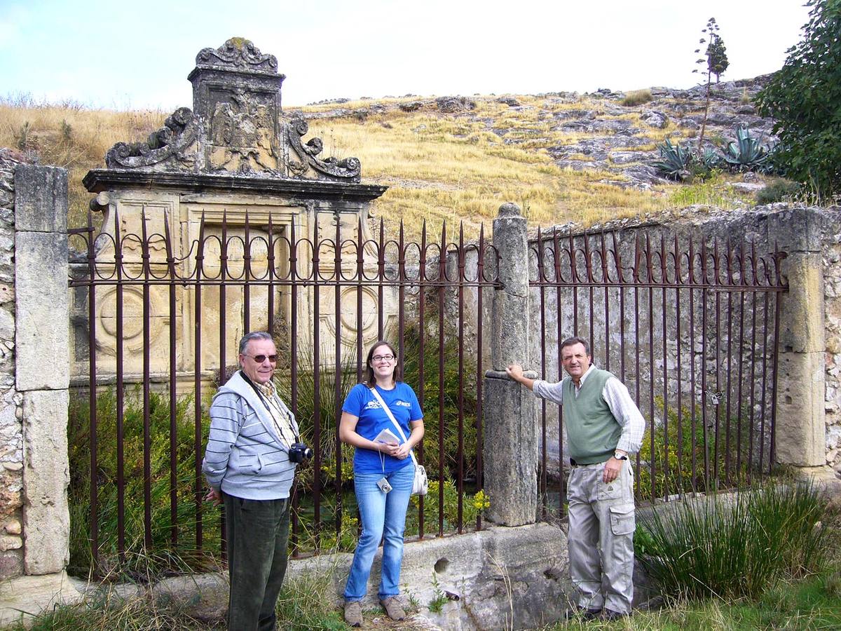 Técnicos de ‘Conoce tus fuentes’ en Fuente Santa de Loja.