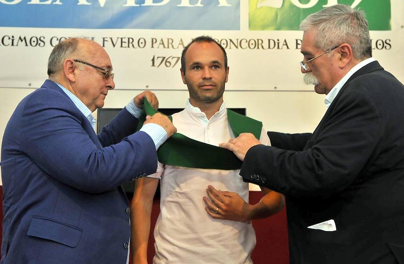 Iniesta, hijo adoptivo de Carboneros y colono de honor de Olavidia