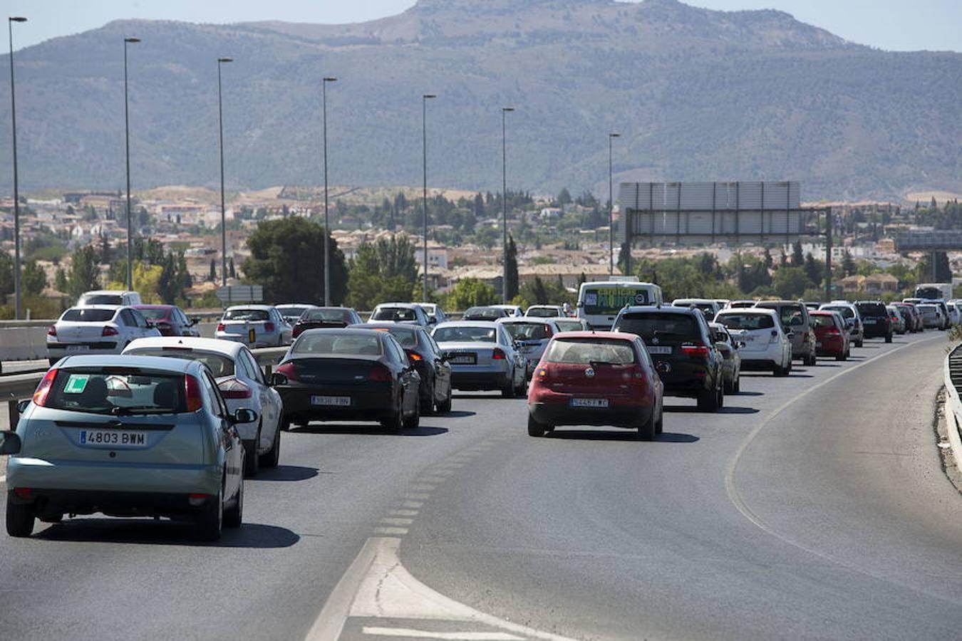 Atascos para volver de la Costa. Hay atascos en la autovía que comunica la Costa Tropical con Granada prácticamente cada fin de semana. En muchas ocasiones, conducotres han informado de que estos atascos comenzaban nada más salir entrar a la autovía, a veces, incluso antes. Los tiempos de viaje entre la Costa y la capital se han visto multiplicados por dos e incluso por tres en más de una ocasión.