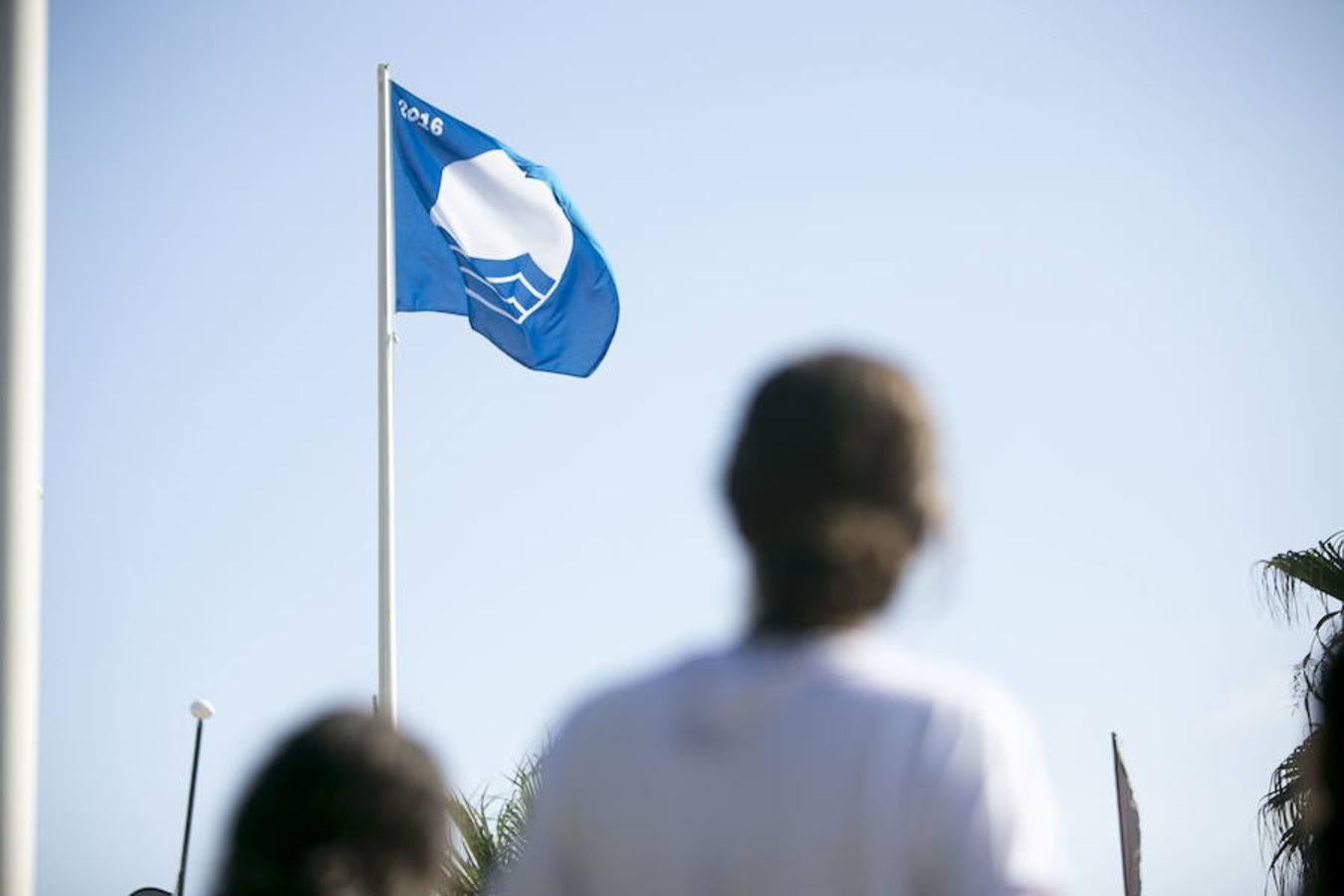 Las casi inexistentes banderas azules. Granada, con 48 playas, tiene las mismas banderas azules que Badajoz, provincia que está rodeada de tierra. A principios de julio, la Costa Tropical tenía tres banderas azules y ahora sólo queda una, la de Playa Granada. Sin embargo, esto no se ve como algo dramático en el litoral granadino ya que son los propios ayuntamientos los que han bajado los brazos y no hacen ni por tramitar las banderas.