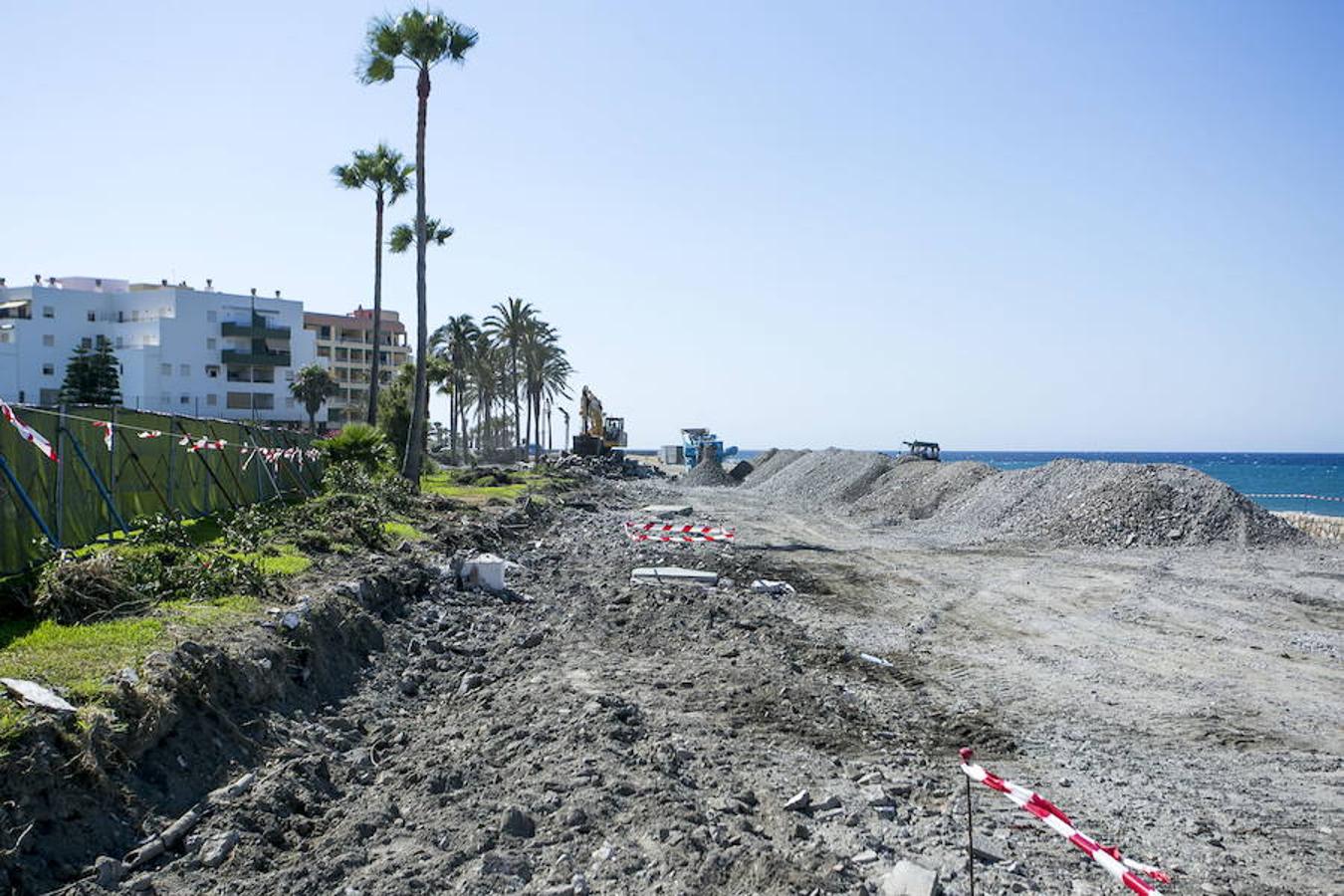 Obras en el paseo marítimo de Salobreña. Las obras continúan, y en la segunda fase de los trabajos se ve afectada una zona de Salomar 2000 donde irá un vial peatonal y una zona ajardinada. El arreglo del paseo surgió en febrero del pasado año, como una obra de emergencia, para defender la zona tras el tremendo temporal que hundió parte de la acera, afectando a todo el área que comprende desde urbanización Salomar 2000 hasta el final de la playa.