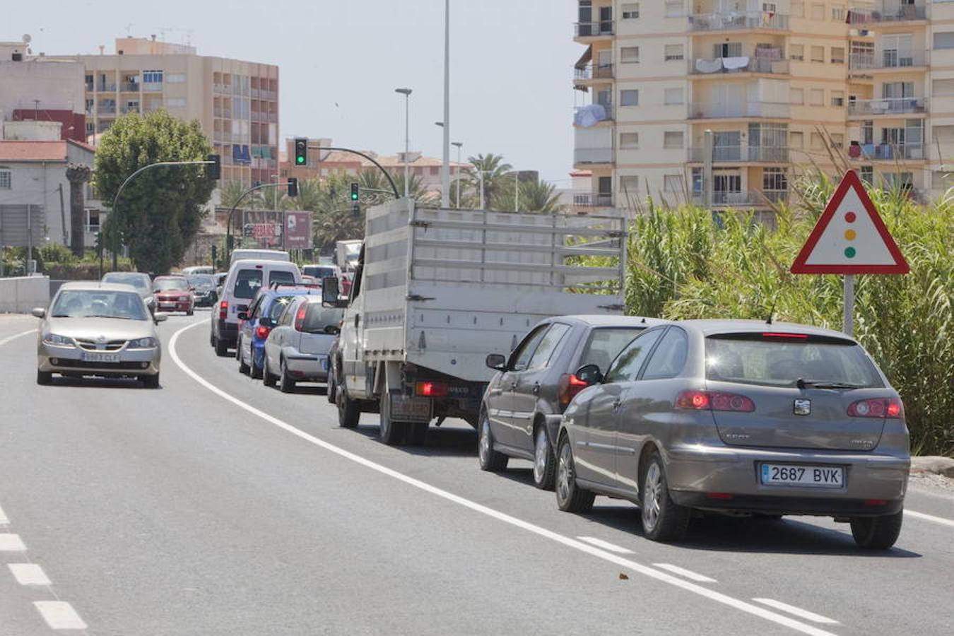 Adiós a los atascos por culpa semáforo de Torrenueva. Los vecinos de Torrenueva no han resuelto definitivamente su problema pero sí lo han atenuado de forma evidente. Para la historia quedan ya los atascos de récord que cualquier día del verano podían alcanzar Carchuna por una punta y hasta Motril por la otra.
