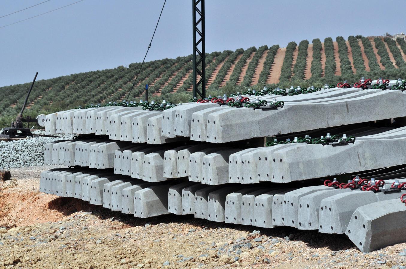 Circula el primer tren por el AVE de Granada