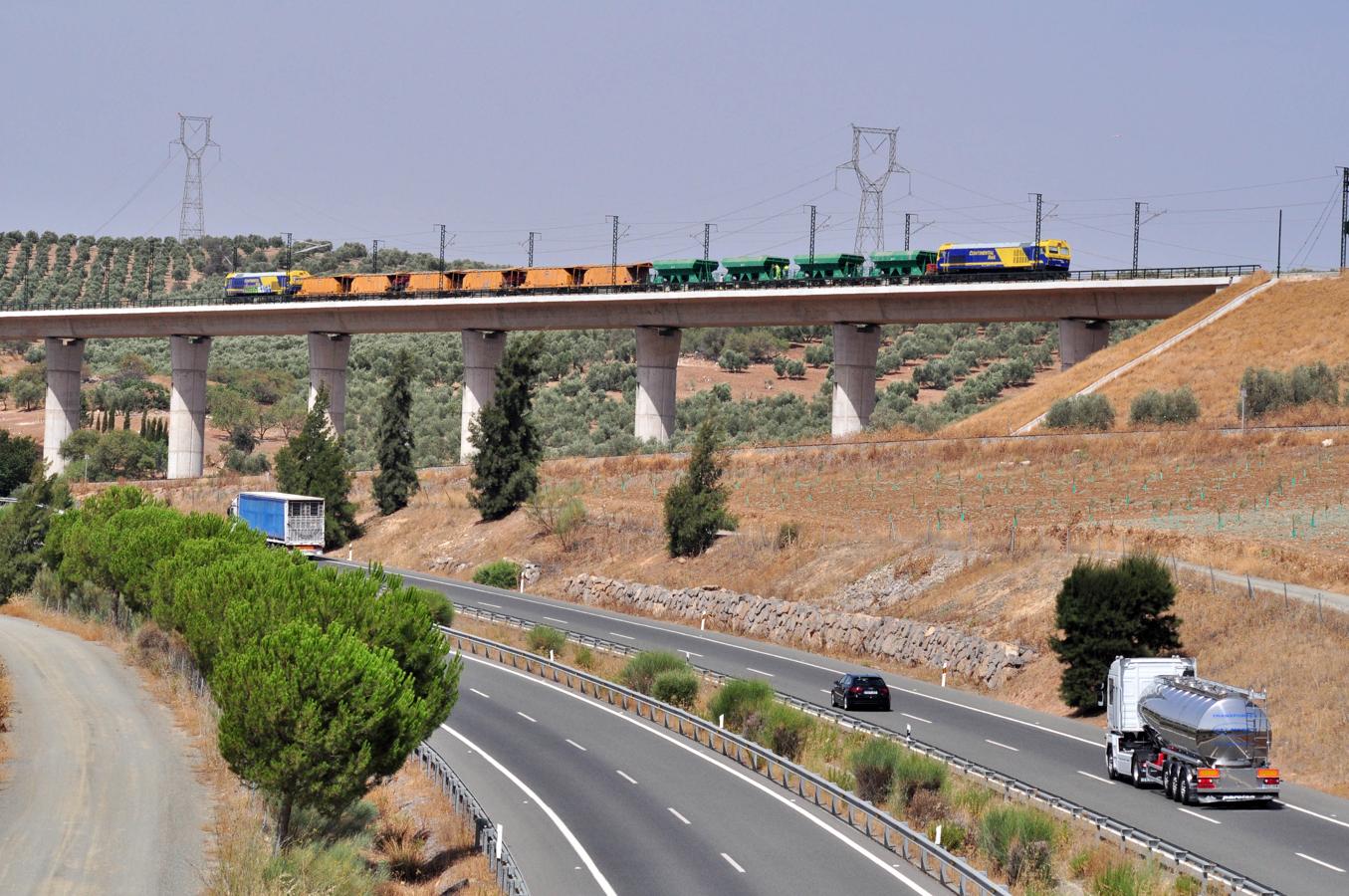 Circula el primer tren por el AVE de Granada