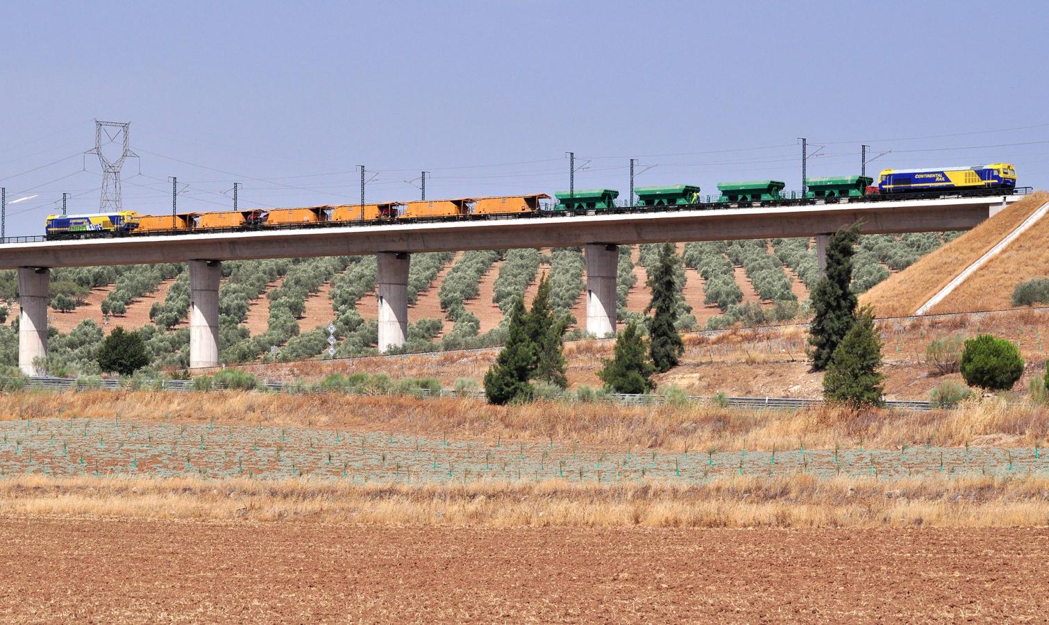 Circula el primer tren por el AVE de Granada