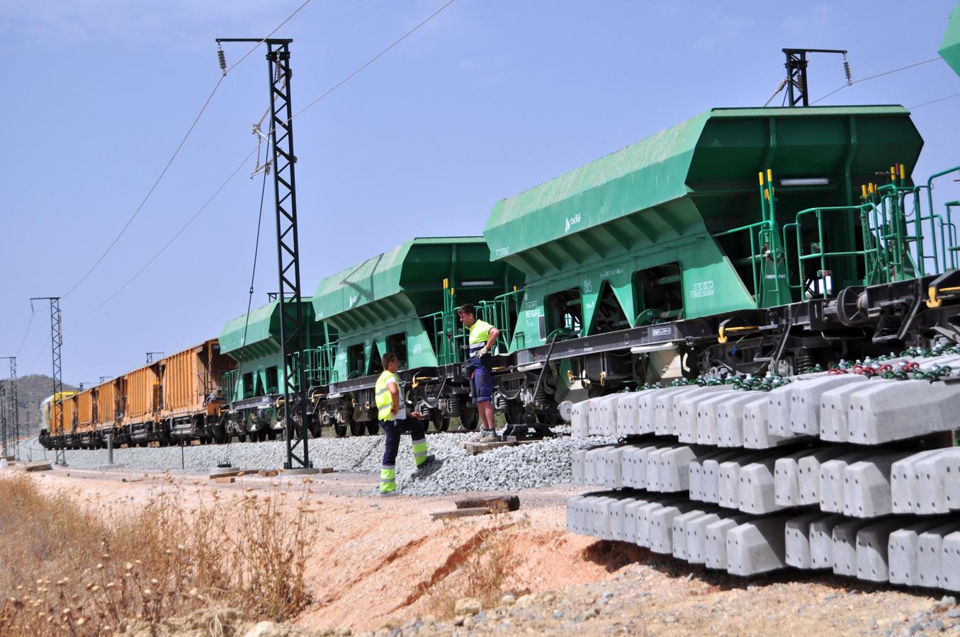 Circula el primer tren por el AVE de Granada