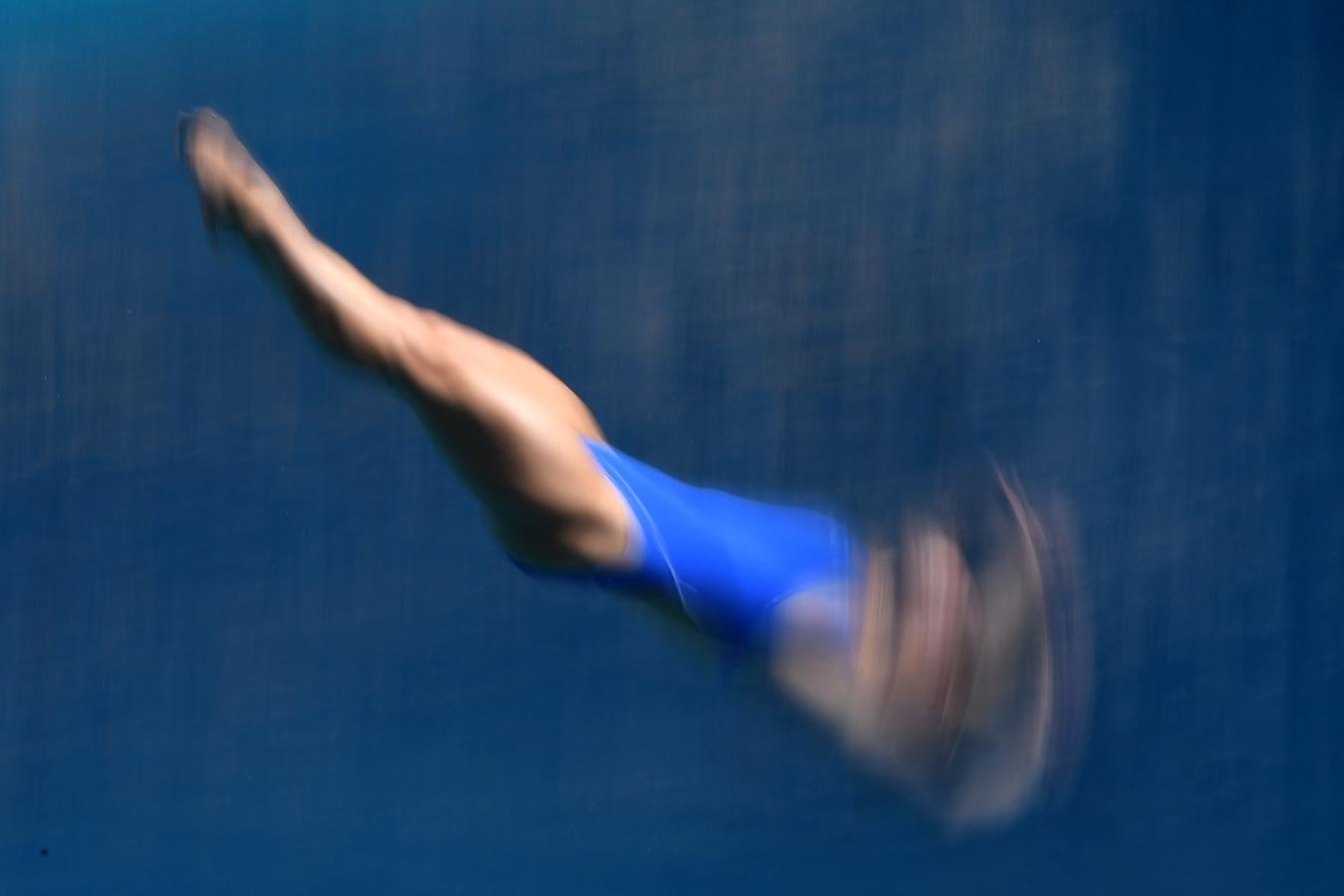 Un atleta participa en una sesión de entrenamiento de buceo antes de los Juegos Olímpicos de Río.