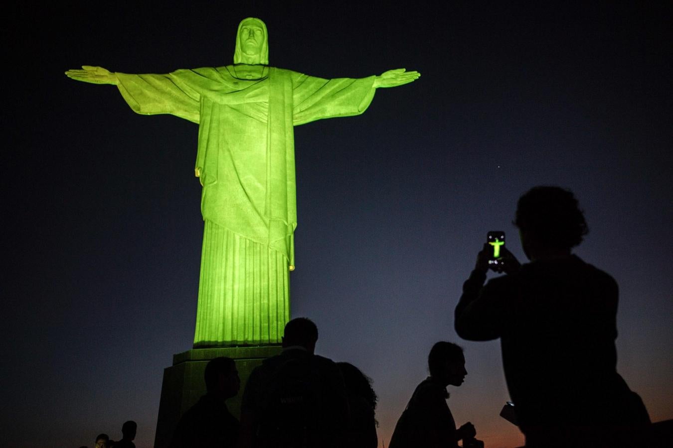 Visitantes toman fotos de la estatua del Cristo Redentor en el Corcovado.