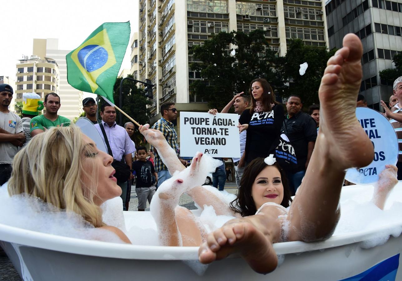 Activistas de PETA toman un baño "desnudo" durante una manifestación llamada "Olympic Challenge: Save Water".