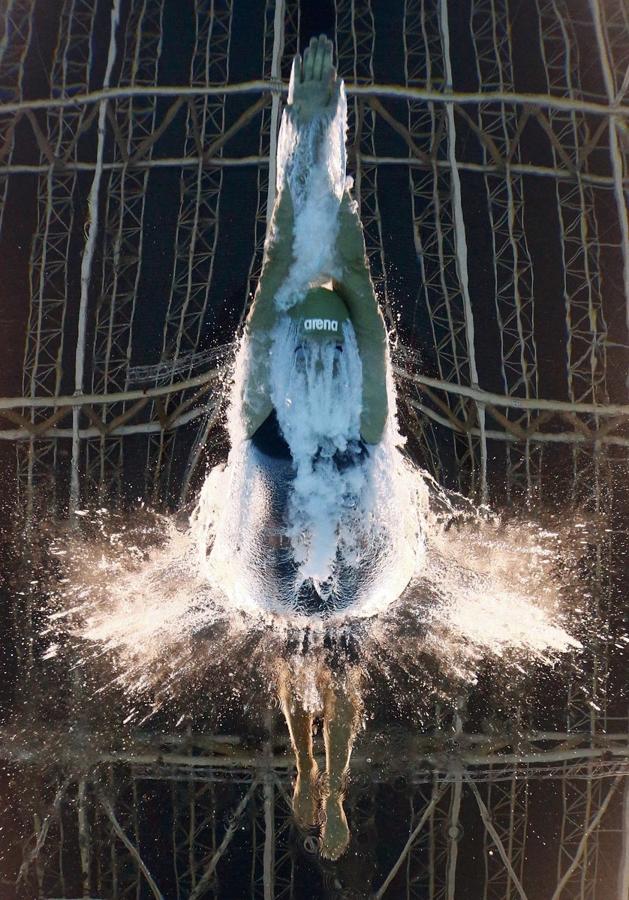 Rūta Meilutytė de Lituania compite en los 100 metros braza femeninos.