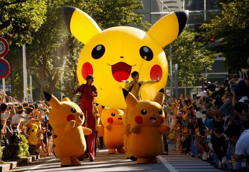 Aluvión de Pikachus gigantes desfilando por las calles de Japón