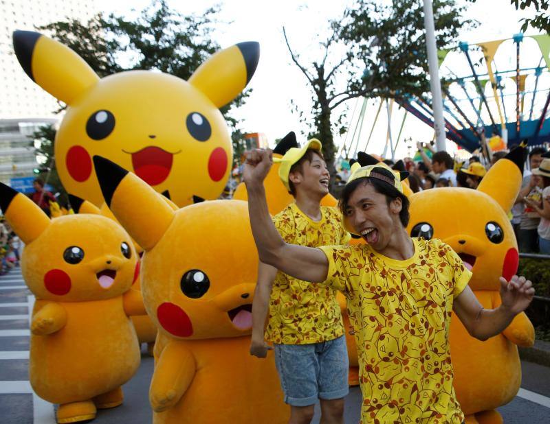 Aluvión de Pikachus gigantes desfilando por las calles de Japón