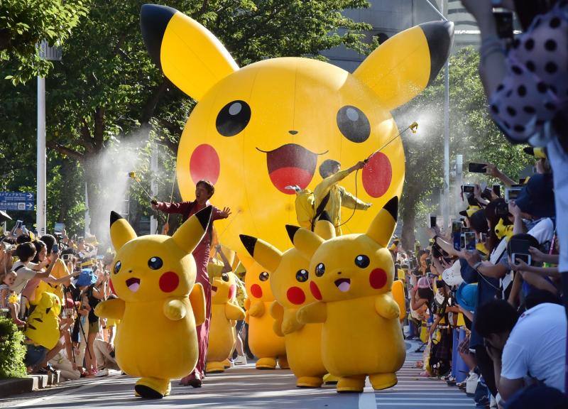 Aluvión de Pikachus gigantes desfilando por las calles de Japón