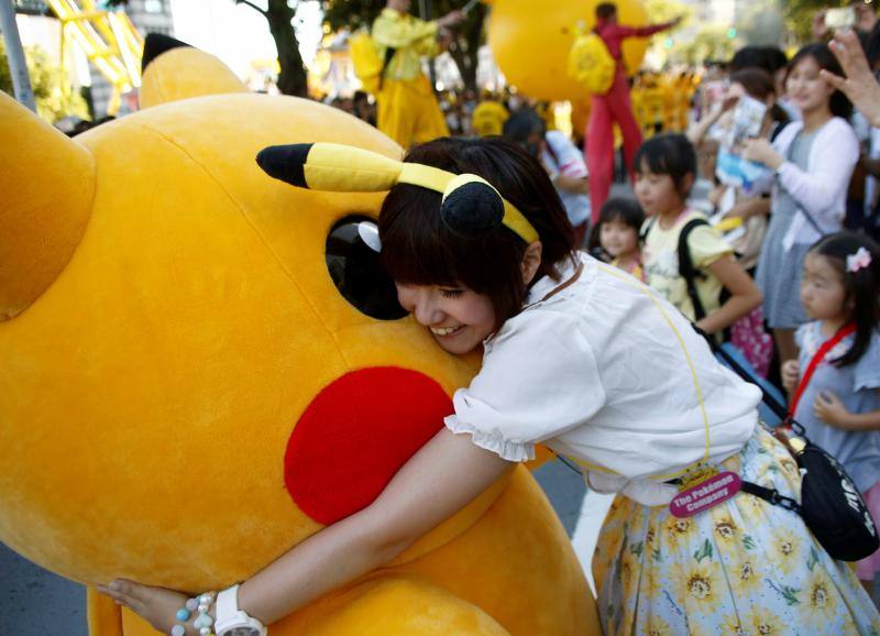 Aluvión de Pikachus gigantes desfilando por las calles de Japón