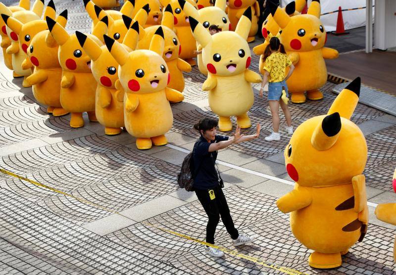 Aluvión de Pikachus gigantes desfilando por las calles de Japón