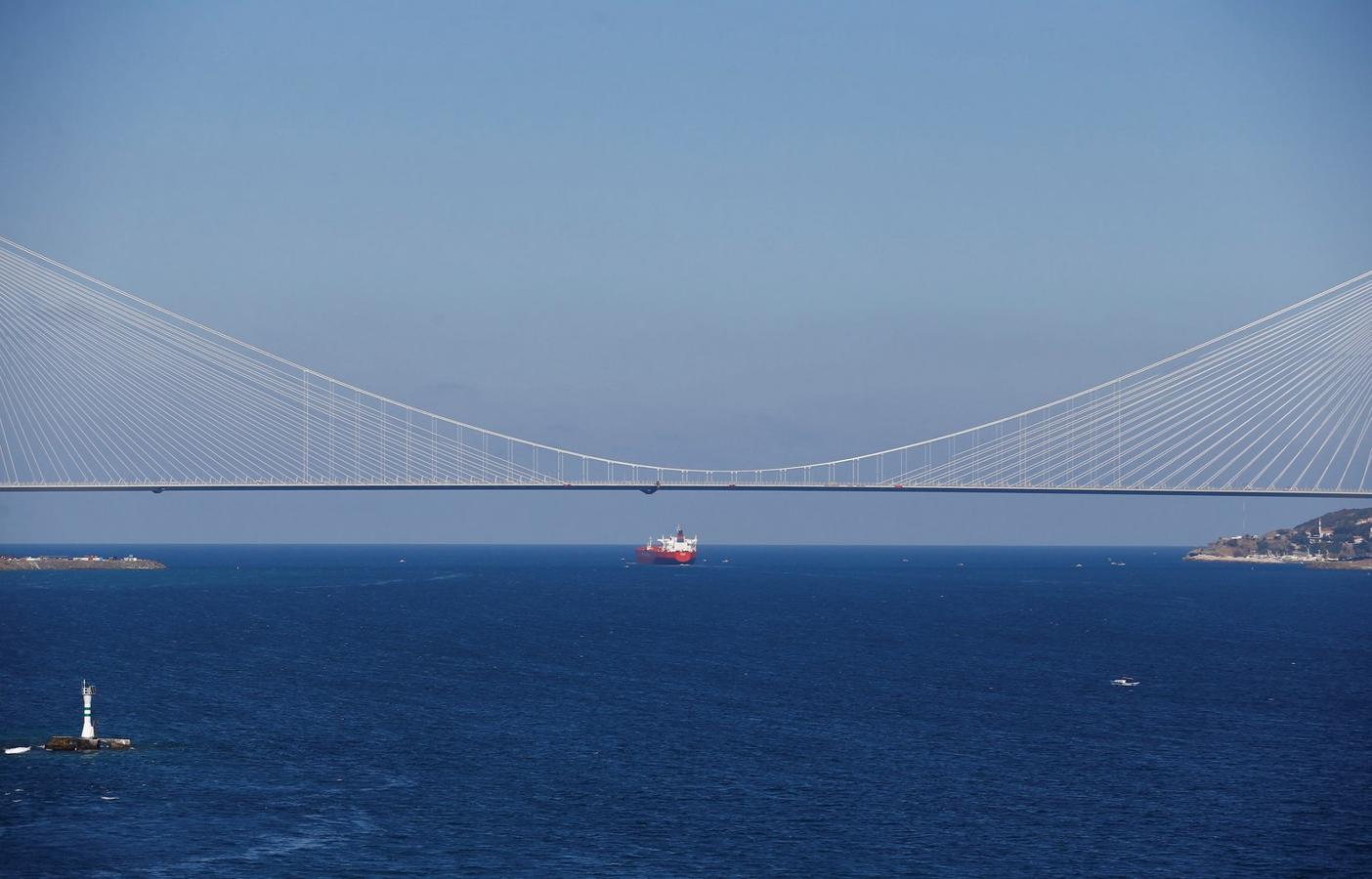 Una vista general muestra el puente de Yavuz Sultan Selim, el tercer puente sobre el Bósforo que une las partes europea y asiática de Estambul, Turquía