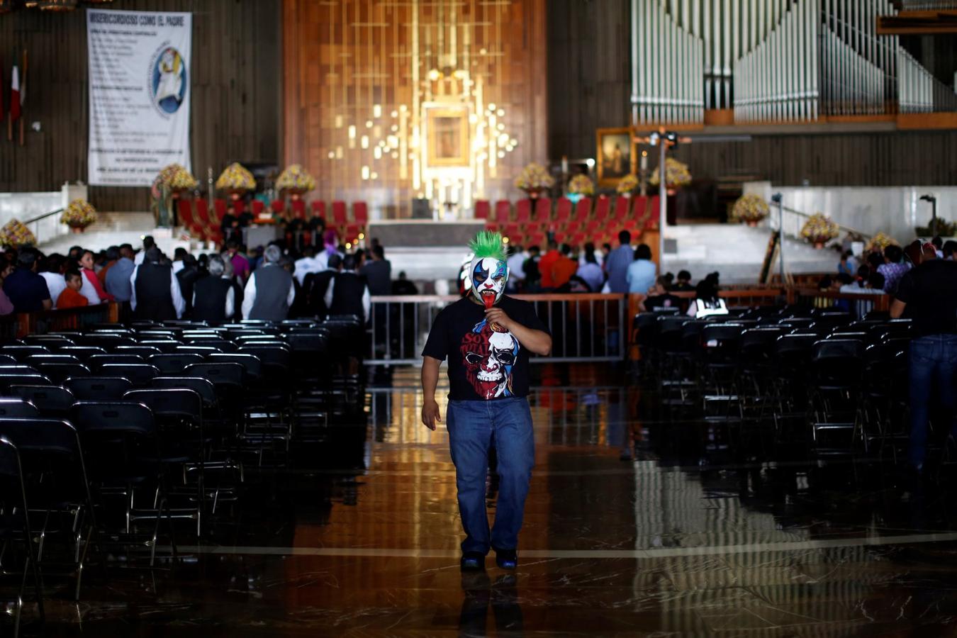 Luchador mexicano conocido como Mini Psicosis recorre el interior de la Basílica de la Virgen de Guadalupe durante la peregrinación anual en la Ciudad de México