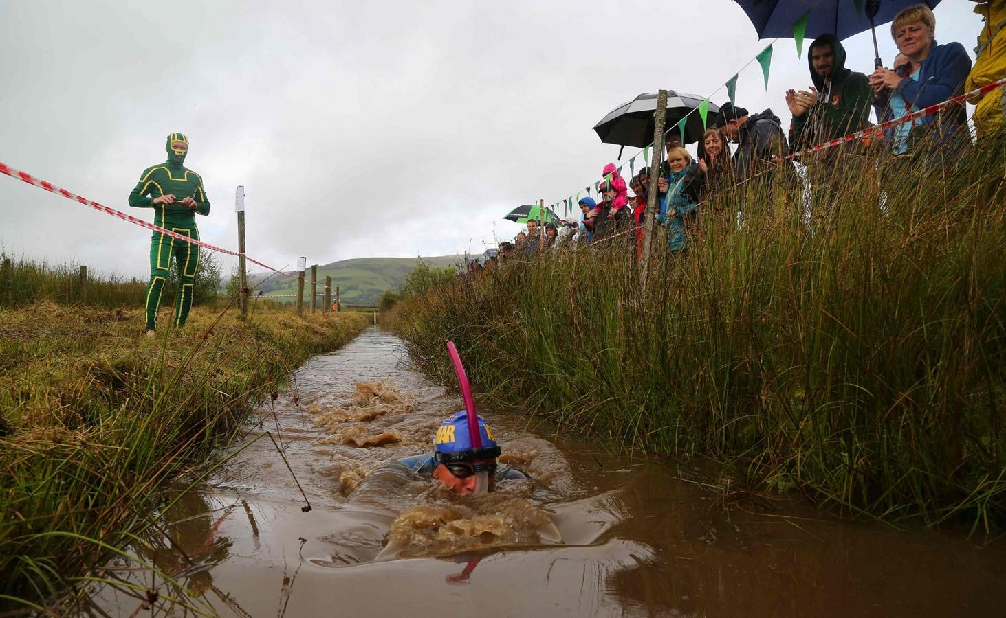 Un competidor participa en el Campeonato Mundial de Buceo en pantano en Waen Rhyd en Llanwrtyd Wells, Gales del Sur