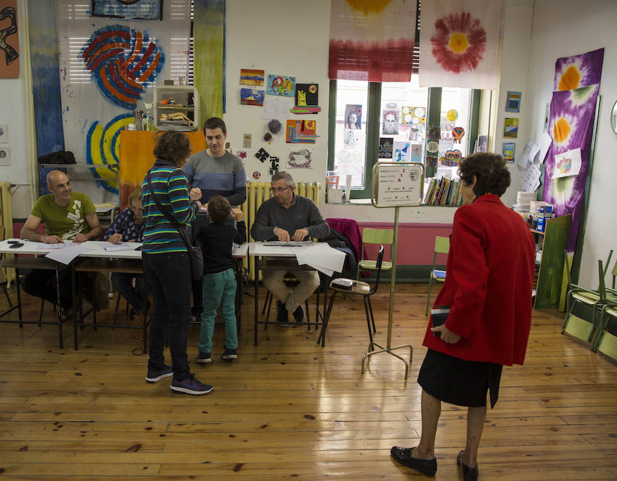 Algunos electores ejercen su derecho al voto en el colegio de la Escuela de Artes y Oficios de Vitoria.