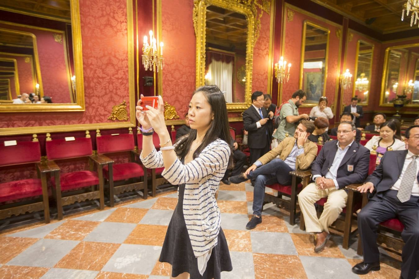 Mandatarios chinos visitan Granada