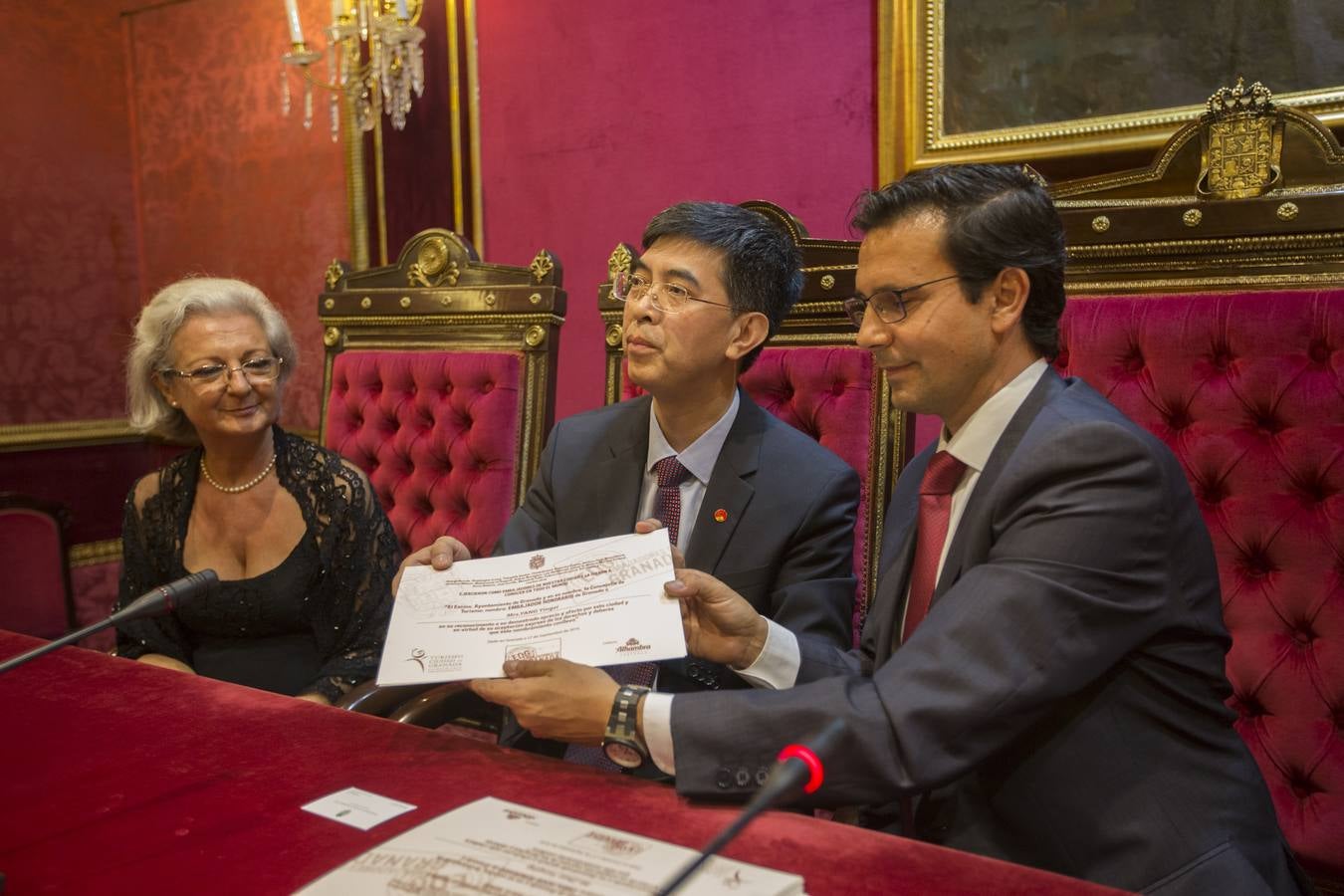 Mandatarios chinos visitan Granada