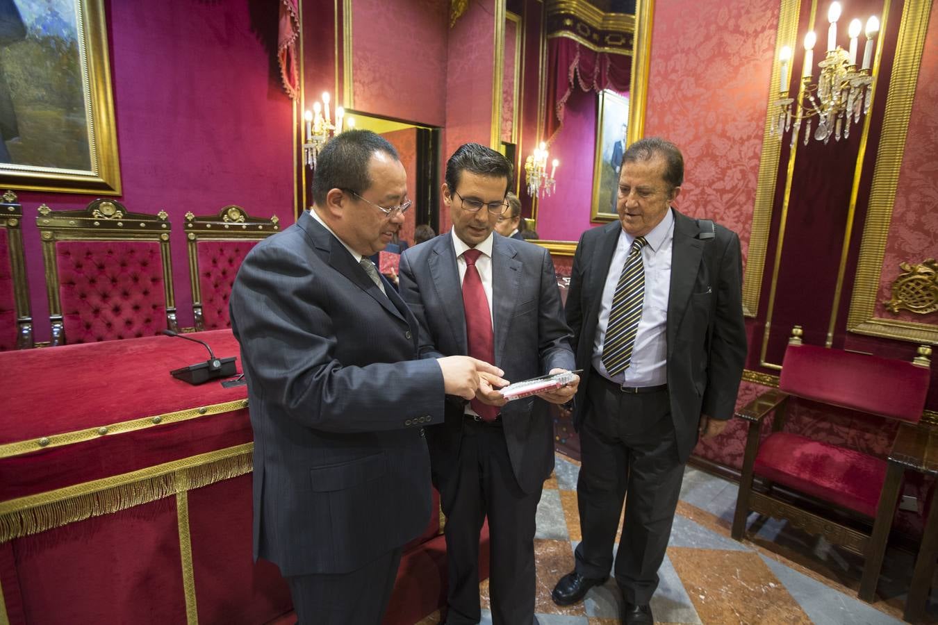 Mandatarios chinos visitan Granada