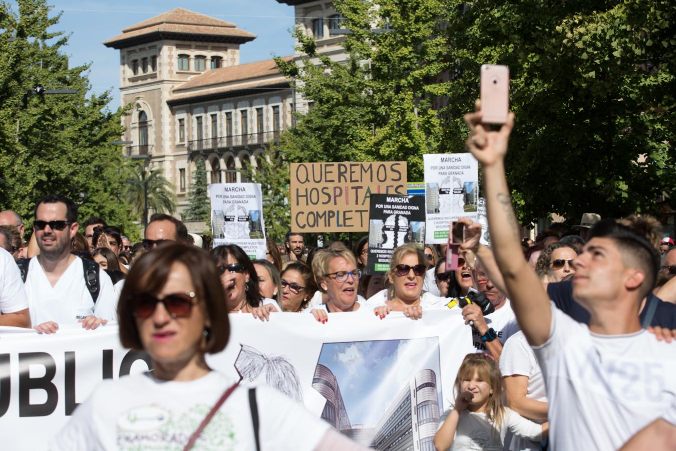 Granada se echa a la calle contra la fusión hospitalaria