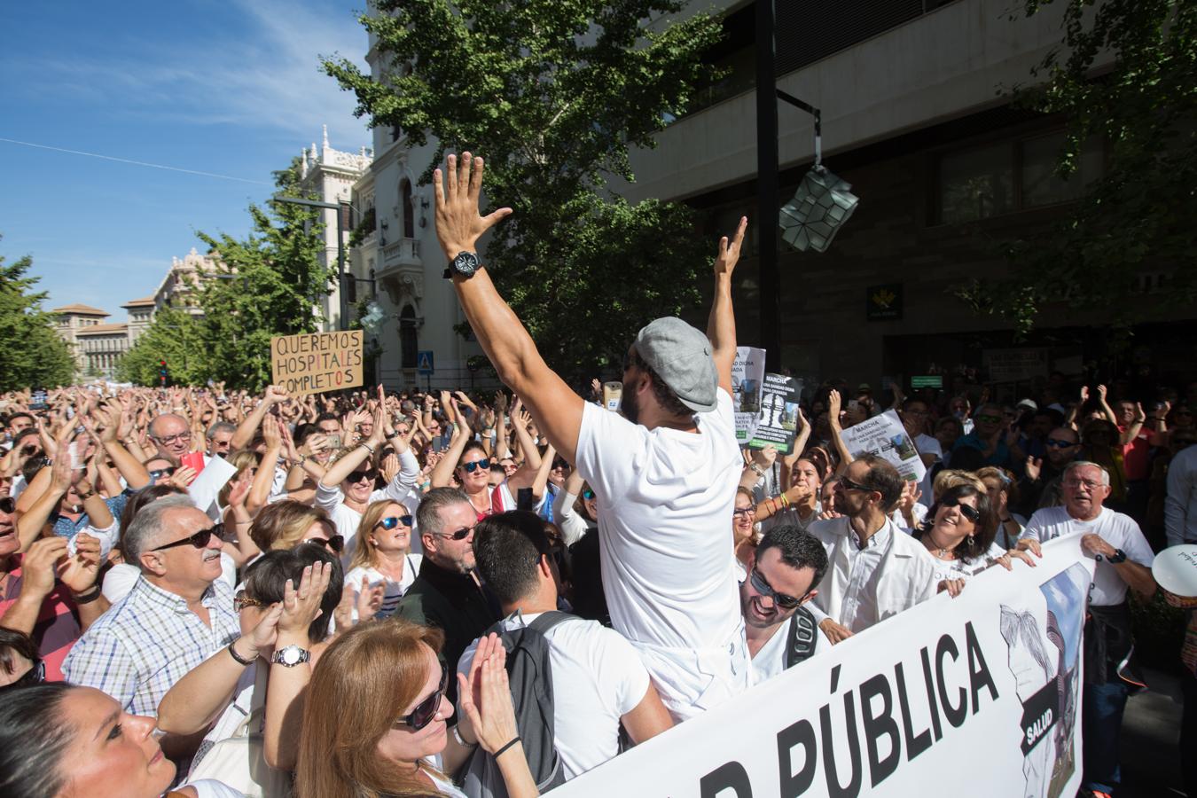Granada se echa a la calle contra la fusión hospitalaria