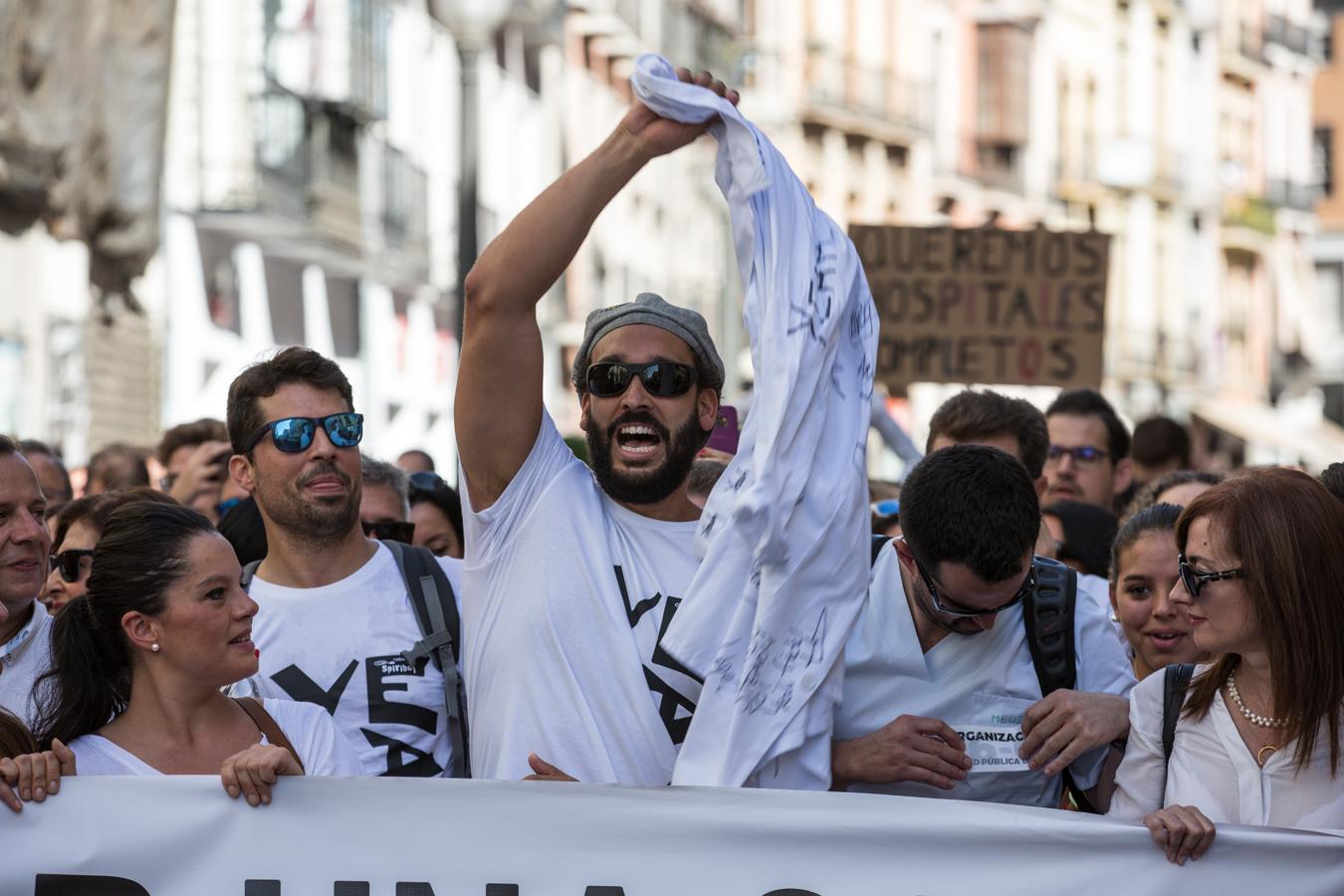Granada se echa a la calle contra la fusión hospitalaria
