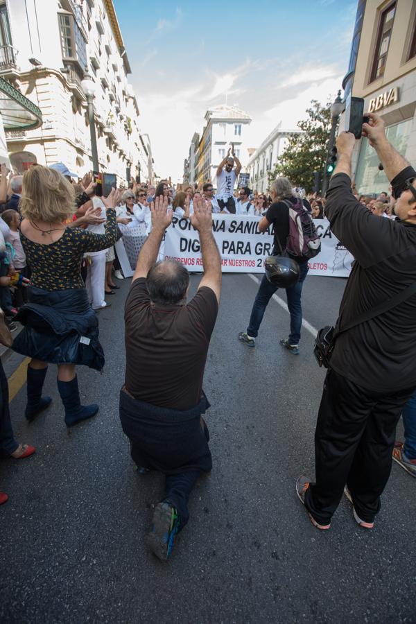 Granada se echa a la calle contra la fusión hospitalaria