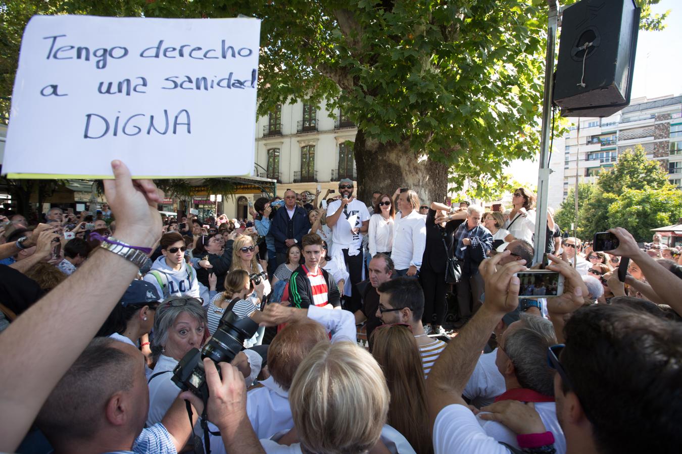 Granada se echa a la calle contra la fusión hospitalaria