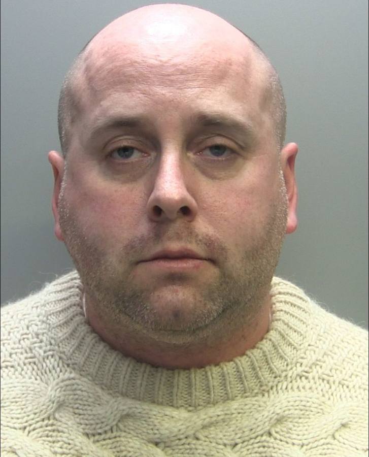 Stephen Carruthers. 43 años.. En busca y captura por Cumbria Police como sospechoso de haber cometido 18 delitos de elaboración de fotografías obscenas de menores. Carruthers fue detenido el 27 de marzo de 2014 en un domicilio de Ambleside, donde residía en ese momento, cuando la policía ejecutaba una orden de búsqueda. Se halló un ordenador en dicho domicilio en el que se descubrieron, tras ser analizado, 5.322 imágenes obscenas de menores. Las imágenes más graves mostraban contacto y abuso sexual entre adultos y menores. Se le entrevistó y negó haber cometido ningún delito. Salió en libertad provisional con la condición de que regresara a comisaría, cosa que nunca hizo. Descripción: altura de 172 centímetros, constitución media, pelo castaño y corto o cabeza rapada, ojos azules.