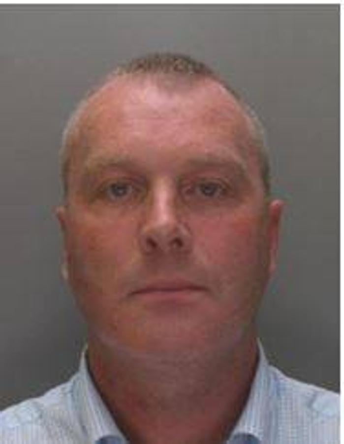 Simon McGuffie. 41 años. En busca y captura por TITAN (The North West Regional Organised Crime Unit) como sospechoso de pertenecer a un grupo de crimen organizado en Merseyside dedicado al suministro a gran escala de cocaína, heroína y cannabis, por todo el noroeste. Tiene cicatrices en el brazo derecho y una peculiar cicatriz de 5 centímetros en la mejilla derecha.