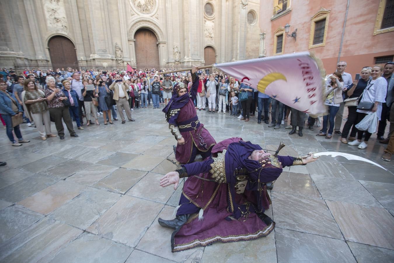 Desfile de moros y cristianos por las calles de Granada