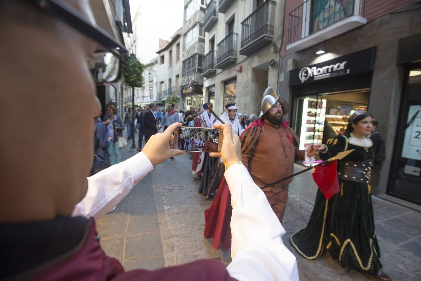 Desfile de moros y cristianos por las calles de Granada