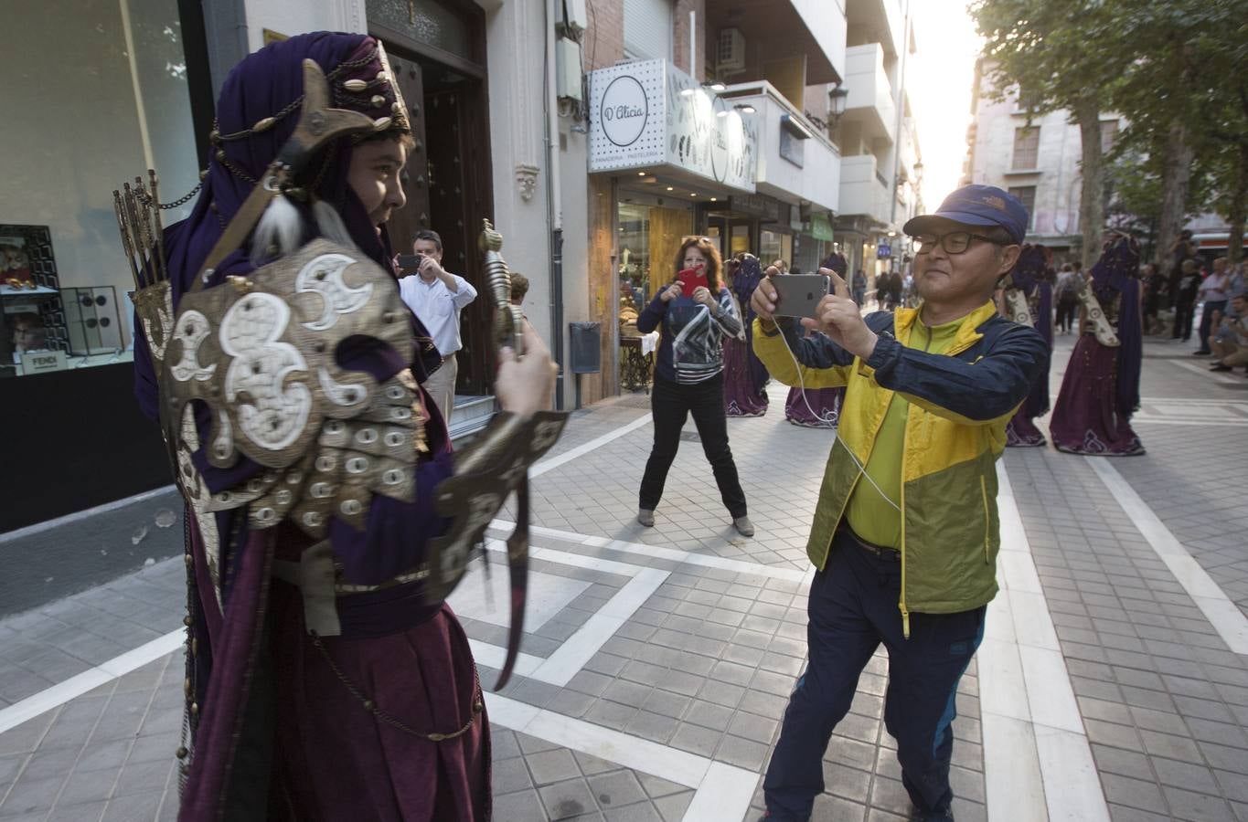 Desfile de moros y cristianos por las calles de Granada
