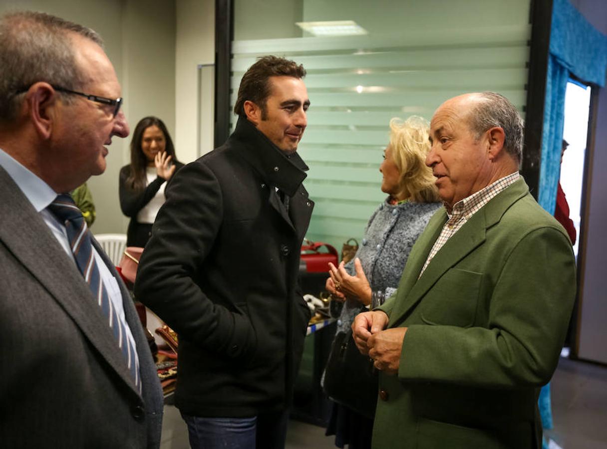 Echando un capote a quien lo necesita