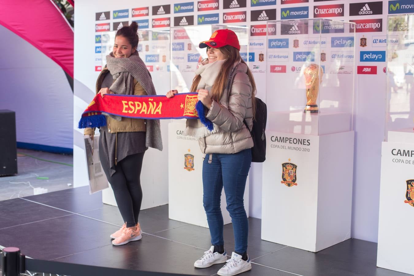 La selección española aterriza en Granada