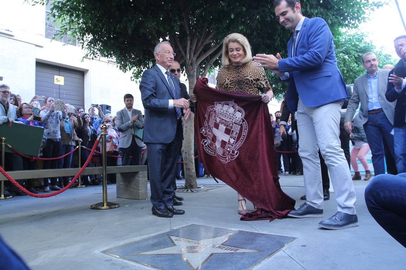 Catherine Deneuve brilla con luz propia