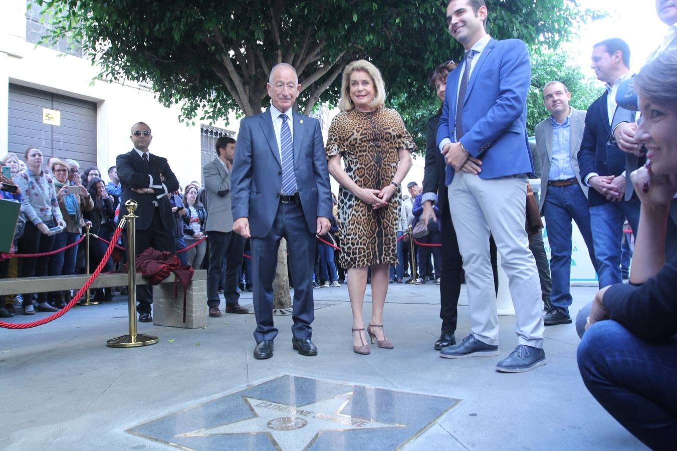 Catherine Deneuve brilla con luz propia