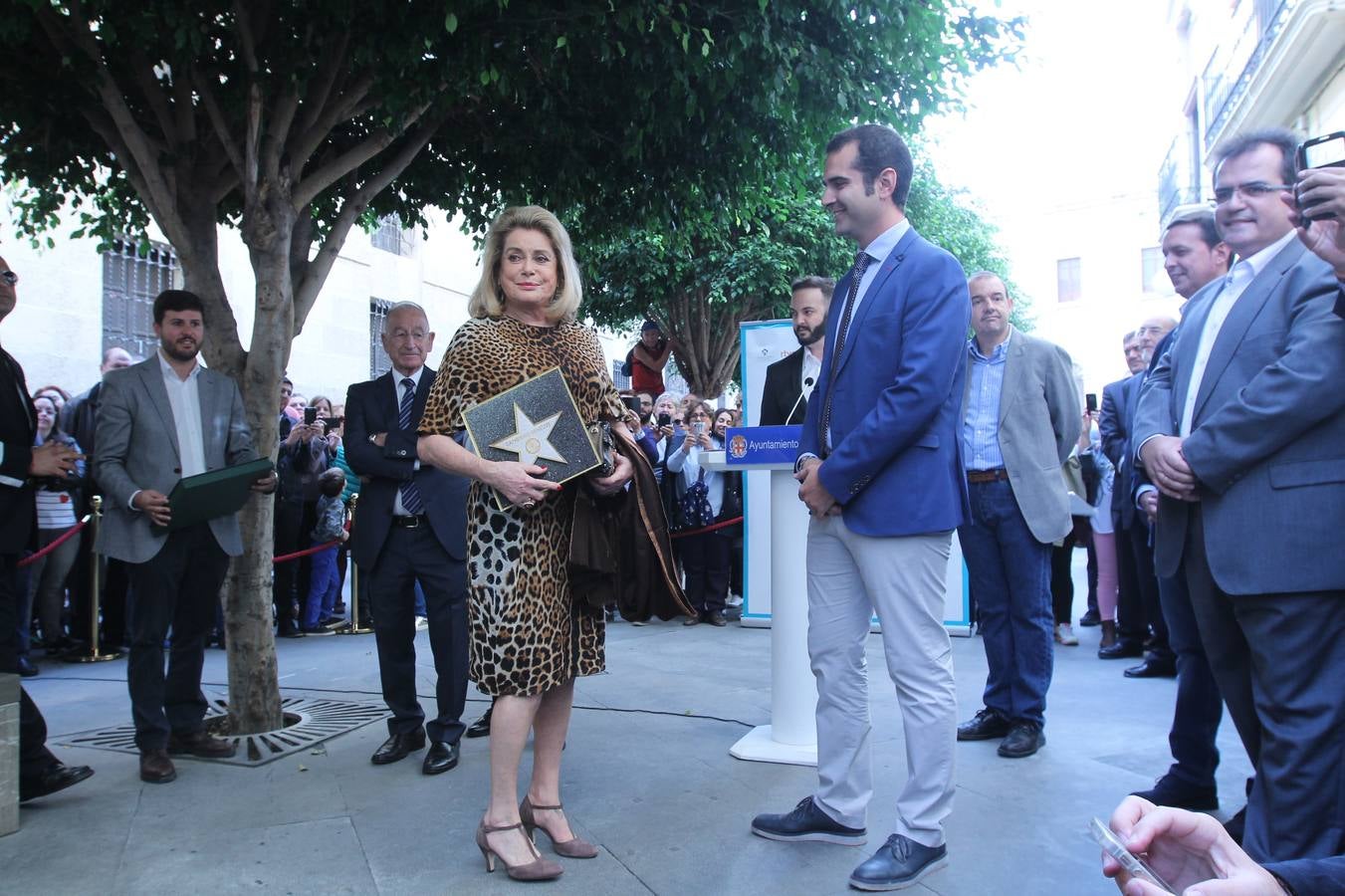 Catherine Deneuve brilla con luz propia