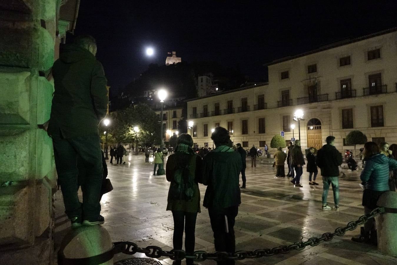 La &#039;superluna&#039; seduce a Granada