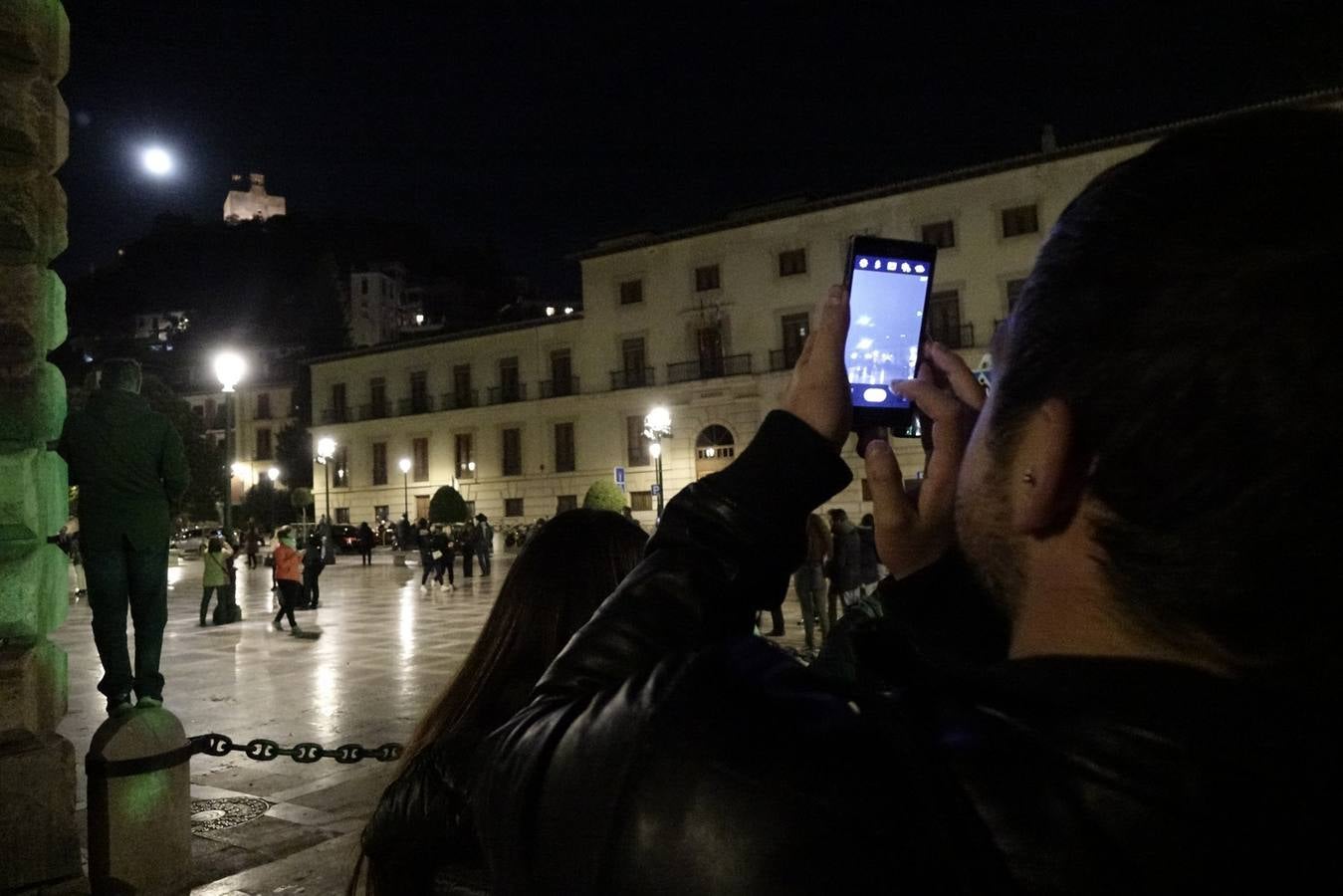 La &#039;superluna&#039; seduce a Granada